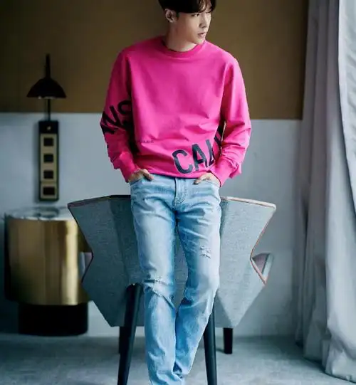 张艺兴身着粉红色卫衣搭配浅色牛仔裤出镜,为秋日增添一抹亮色