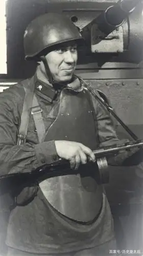 苏联的巷战高手,身穿防弹护甲,手持波波沙冲锋枪的突击工兵