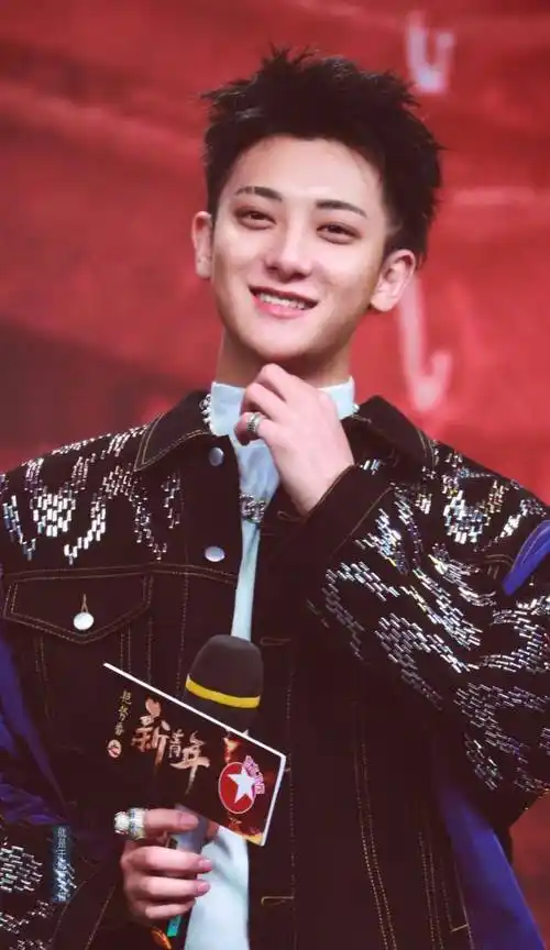 黄子韬微博发自己女装照片称终于找到自己想娶的意中人