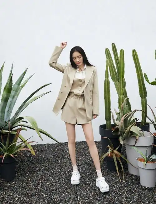 杨幂穿裸色西装温柔干练搭短裤长腿吸睛