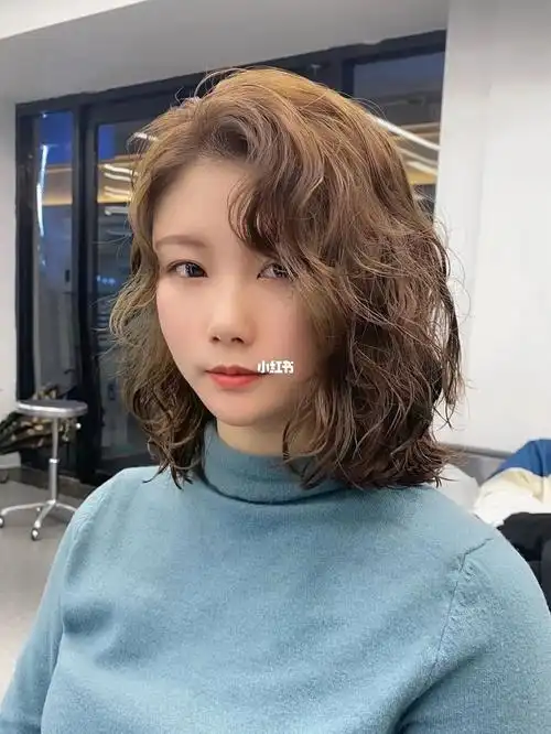 女士短发烫