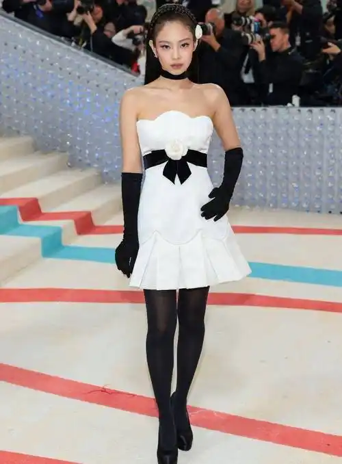 虽然jennie穿"时尚"显得腿短,但并不难看_颜色_风格_白色