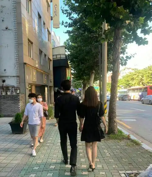 浪漫晚餐,街头牵手,玄彬和孙艺珍蜜月约会,被网友偶遇