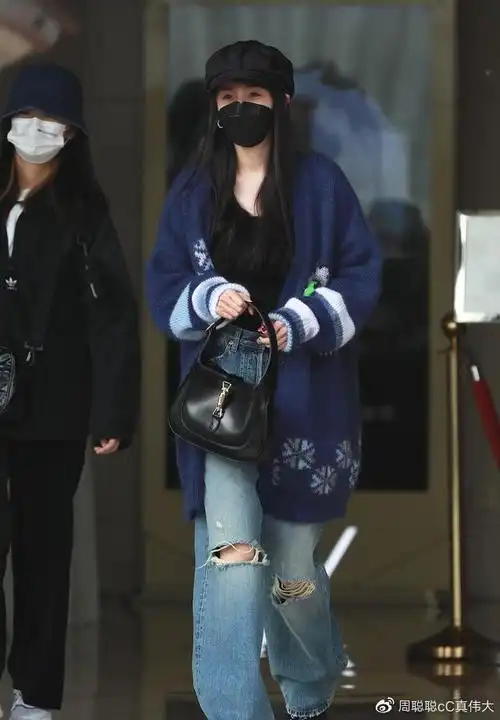 杨幂穿喇叭牛仔裤搭针织外套现身机场,行程匆忙不忘与粉丝打招呼