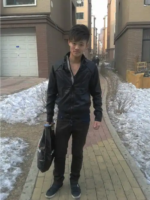 我身高175.体重58公斤.肩部比较窄,想练胸肌.该怎么练啊.