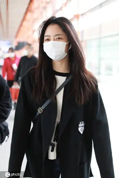 谭松韵素颜走机场风拂秀发分外撩人