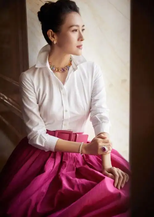 近日,知名演员章子怡在社交平台上晒出一组照片,是她近期拍摄的时尚