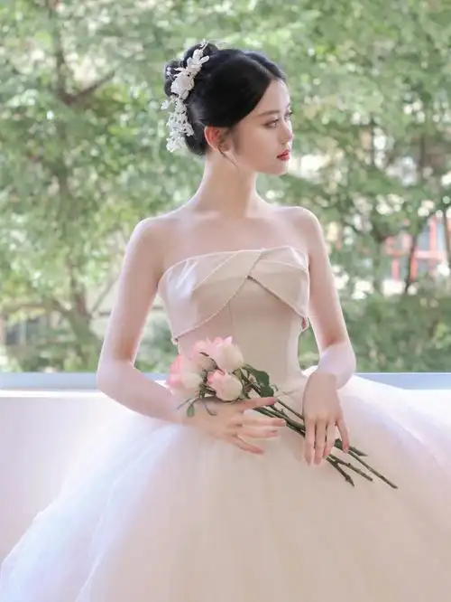 欧阳娜娜南宁分娜超级甜美的珍珠抹胸婚纱