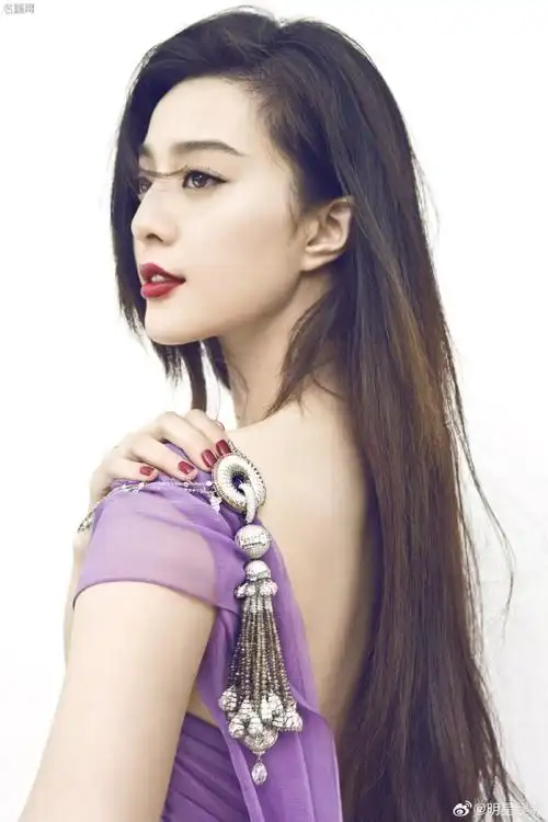 《elle》杂志范冰冰穿典雅低胸紫裙