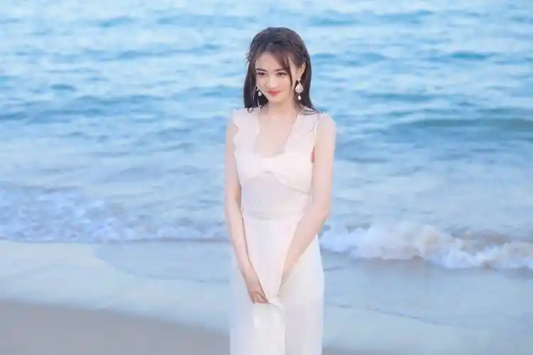 徐璐穿碎花裙肩颈线条迷人 笑容甜美宛如校园初恋