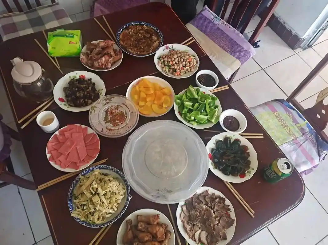 每年正月初五老爸老妈都会准备一桌饭菜虽然不是很丰盛但真的是是