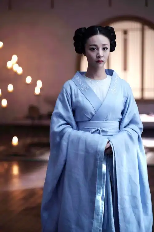 《凤囚凰》开播 关晓彤,高雨儿戏里戏外姐妹情深