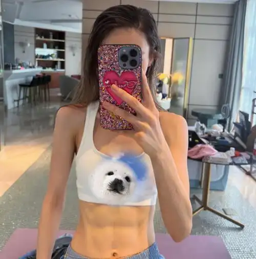 金晨晒照狂炫腹肌,身材纤瘦肌肉线条均匀,带艾灸上班好可爱