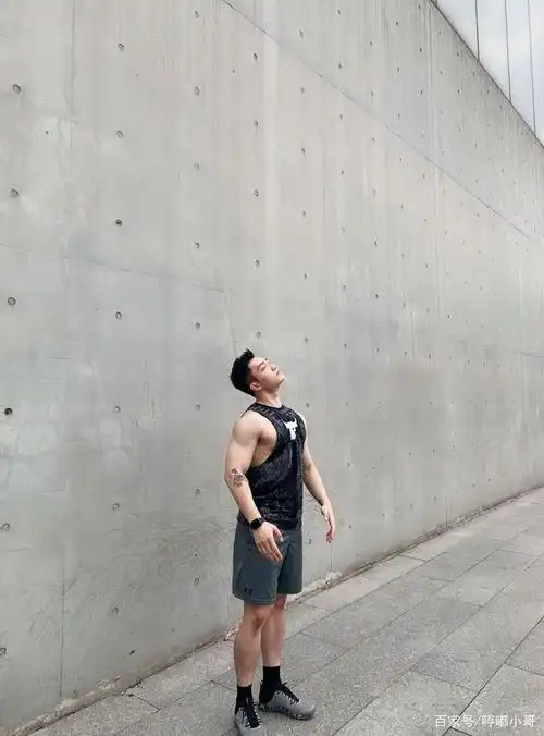 身高178,体重80公斤,身材棒的男生,随便搭,气质一点也不差!