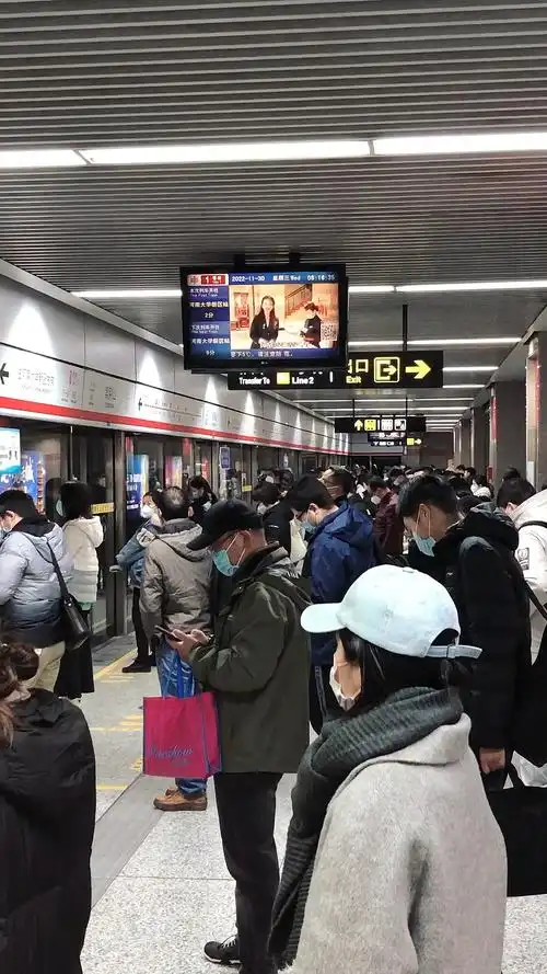 郑州今天真冷骑着车寒风刺骨乘坐地铁的上班族真多