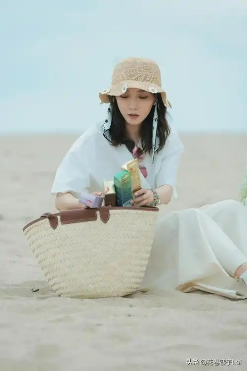 王珞丹衣品真的很不错,简约高级感,生活中真的是清醒而独立的女人