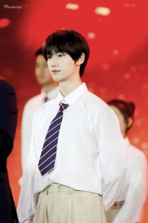 丁程鑫高中毕业照