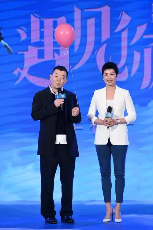 蒋雯丽夫妻合体,穿收腰裙高跟鞋高出一截,顾长卫矮又老像父辈!