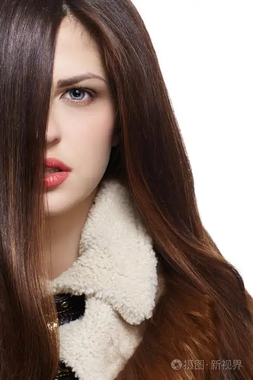 长长的棕色头发的女人