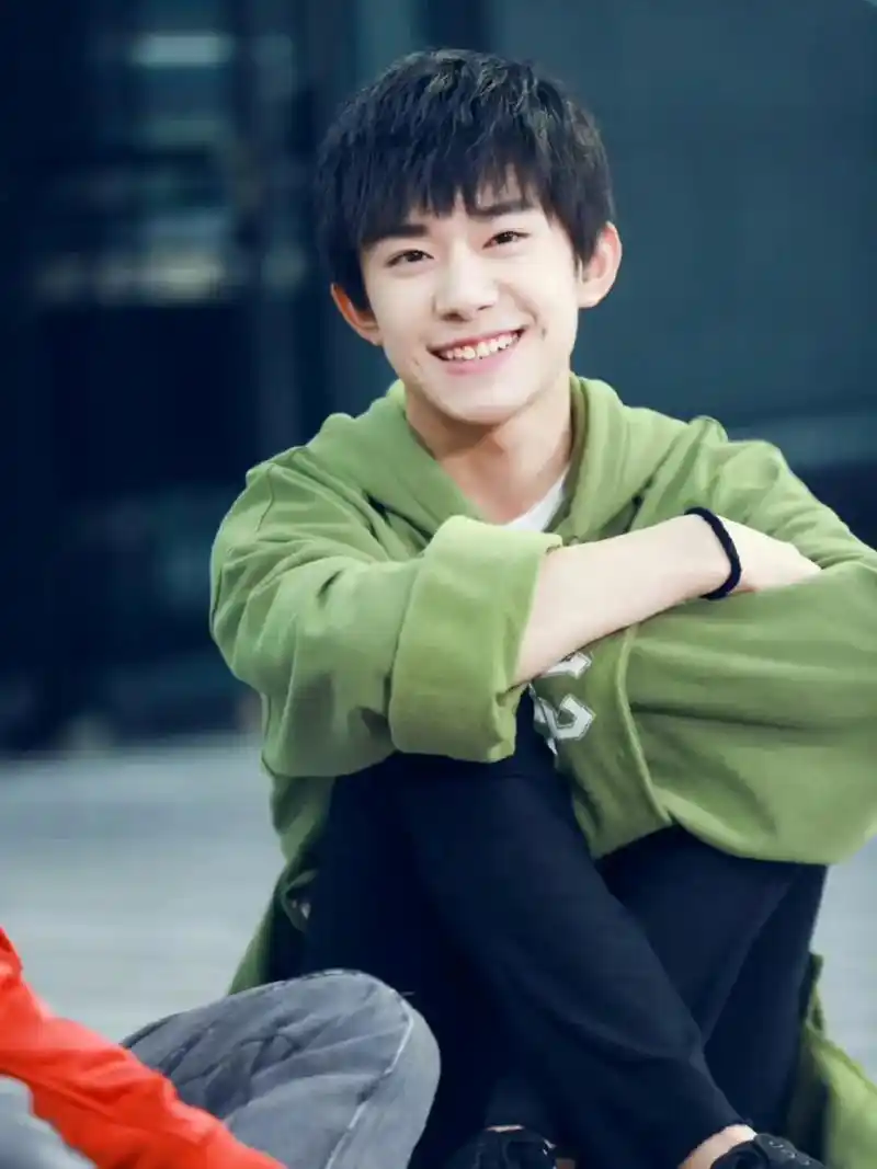 是爱笑的小男孩长大了#易烊千玺 #治愈系笑容 - 抖音