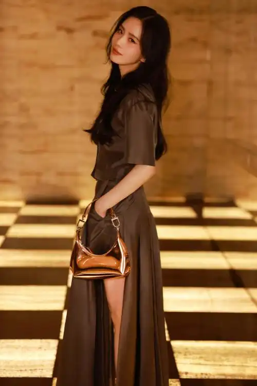 刘诗诗大地色穿搭