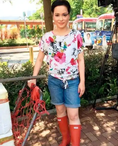 她当年分手吴京嫁给富豪,如今却成为卖鱼大婶,应该会很后悔吧_樊亦敏