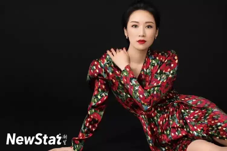 李念初春时尚写真曝光 一颦一笑流露出迷人知性气质