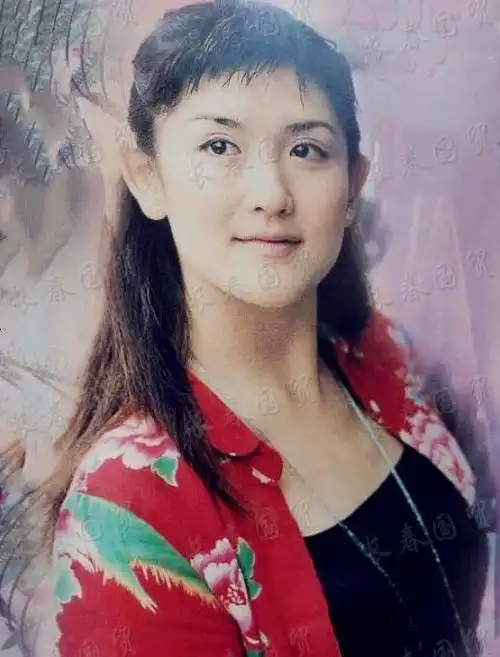 主持人谢娜20年前旧照曝光,身穿东北大花布衬衫模样俊俏