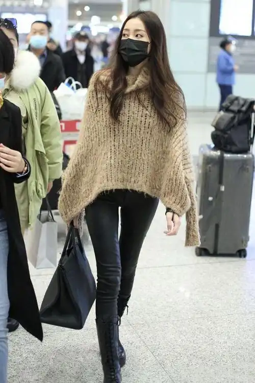 张天爱不露也时尚高领衫配紧身皮裤上宽下紧魅力十足