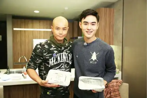 阮经天乐嘉展示厨艺成果