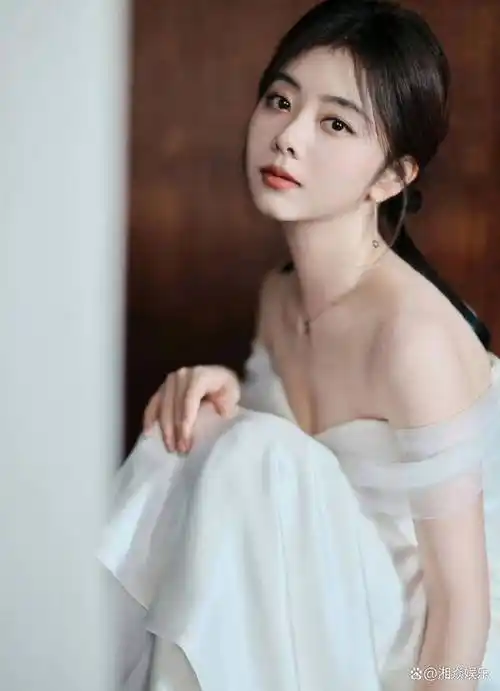 谭松韵出席线下活动,白色裙子美艳四方,33岁宛如20岁的女大学生_角色