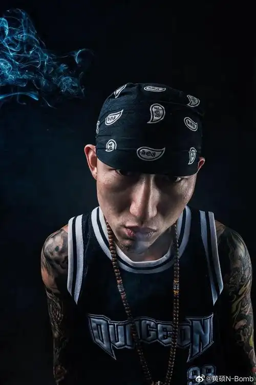 在中文说唱圈里,有谁能和挺进总决赛的jb一样硬?