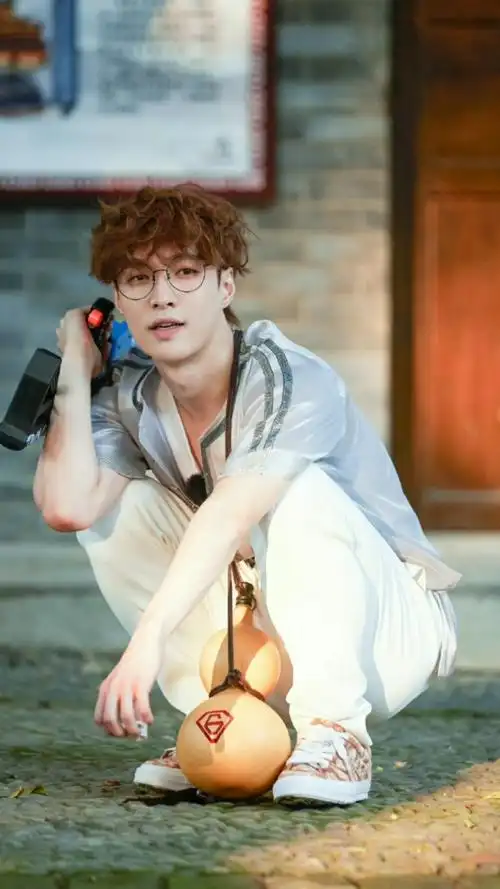 张艺兴卷发造型,帅气与呆萌神结合