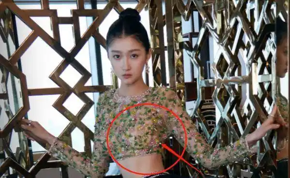 关晓彤穿紧身衣炫腹肌,不料露出衣服垫子,简直让人无法直视!