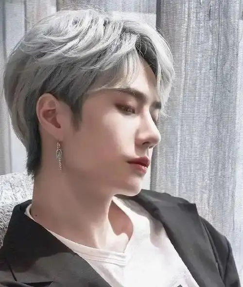 有种惊艳叫做王一博染头发白发又奶又a蓝发帅成漫画脸