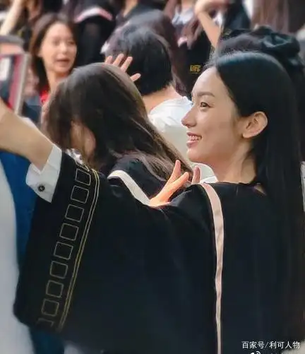 关晓彤回北电拍毕业照,路透照被嘲身材发福脸肿,神似港星朱咪咪