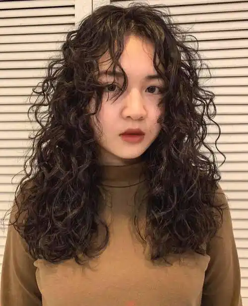 满头卷烫发,这个秋冬依然很流行_羊毛_齐刘海_女生