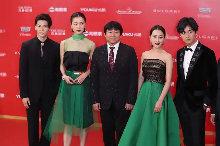 杜鹃的身高让其他各位都倍感压力呀.