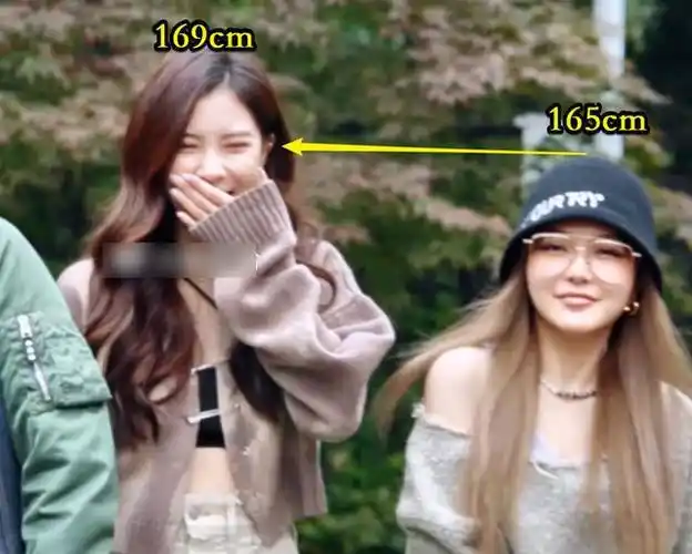 因为刘雨昕和欧阳娜娜之间,仅仅是相差了一厘米的,所以二人的身高差距