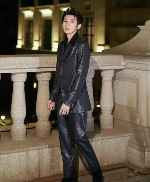 王源"断骨式长高"绝了!身高接近一米八,不愧是三小只最帅代表