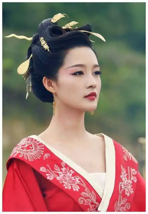 原创28岁李沁又惊艳6套古装造型妆容精致演绎淳儿黑化全程