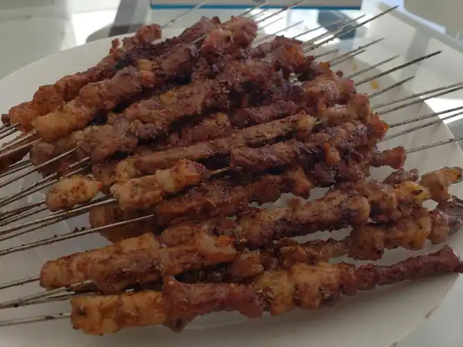 这是我们烤好的羊肉串,味道真不错,感觉可以与兰州的烤羊肉串比美.