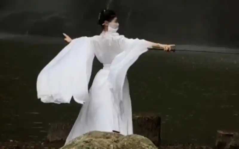 全网古风女侠气,舞剑女神集.见过如此仙女一般的古代女生吗?