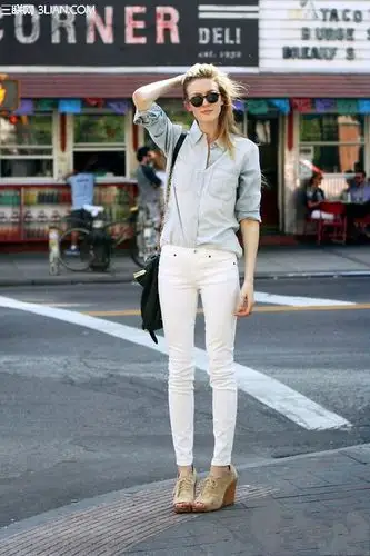 白色长裤搭配什么衣服好看