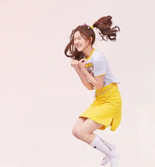 赵露思其实是98年的小女生哦,16年参加《超级女声》,因一首改编自