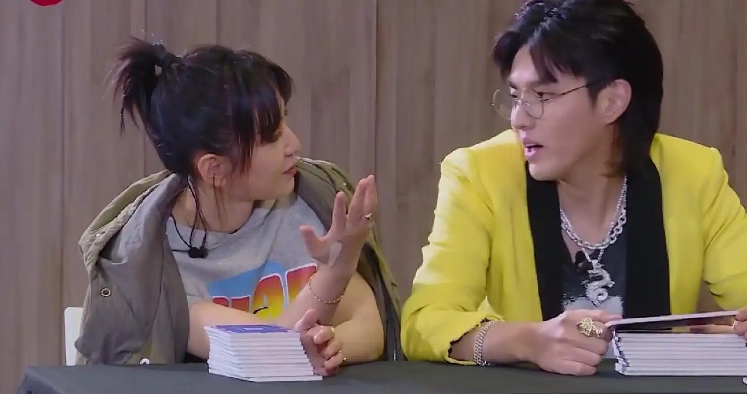 宋茜很萌现场数钱,吴亦凡摸头杀嫌弃吐槽:缺心眼啊你!互怼太逗