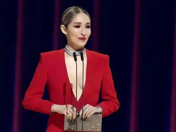 医美过度遭反噬?萧亚轩脸部崎岖不平,直播说话疲惫异常,大变样