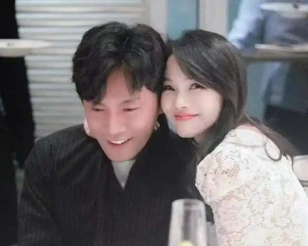 事实证明,娶了大自己十岁伊能静的秦昊,早已走上了另一条道路!