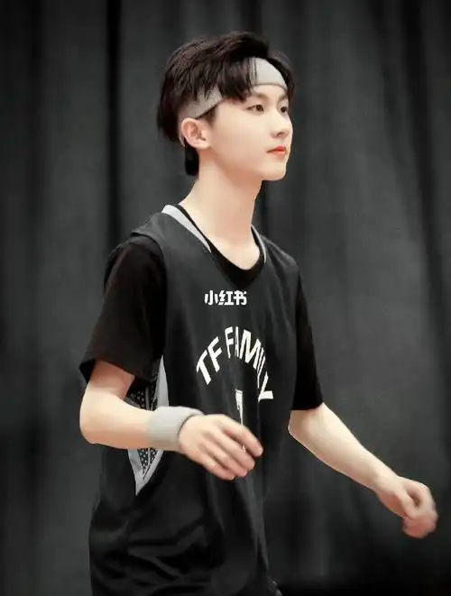 马嘉祺:哈喽大家好,我是时代少年团马嘉祺!