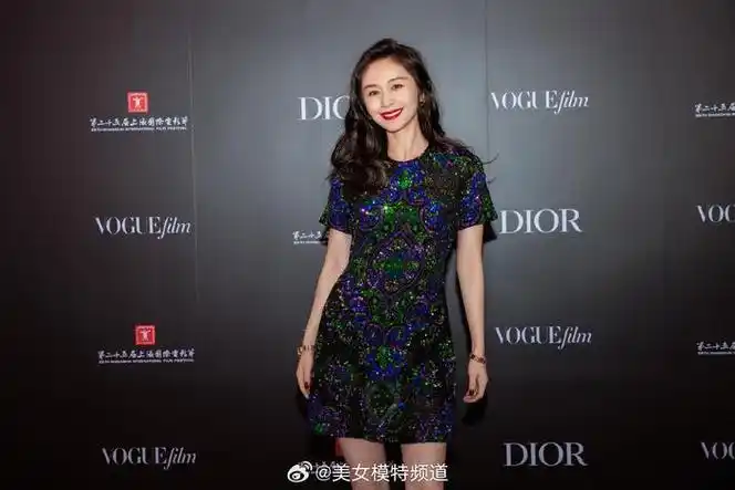 王子文卷发红唇热烈迷人